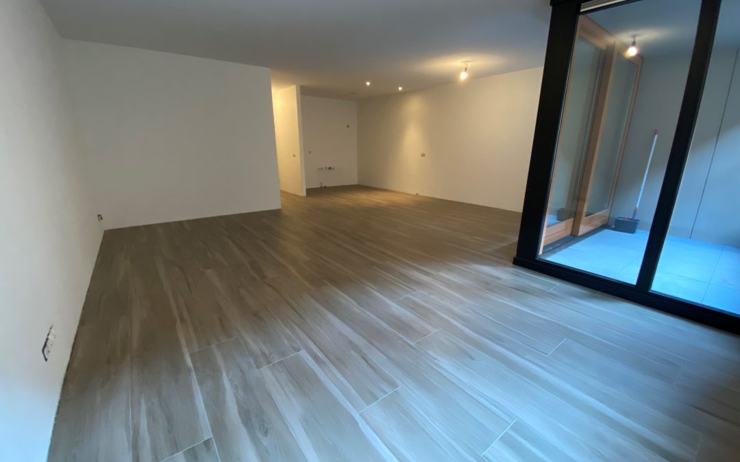 Appartement met lange stroken keramisch parket